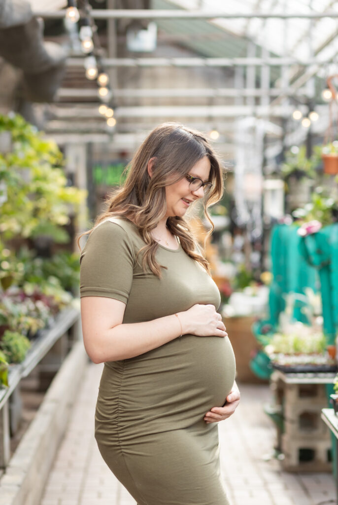 Woman posing for maternity photos in Pontiac MI